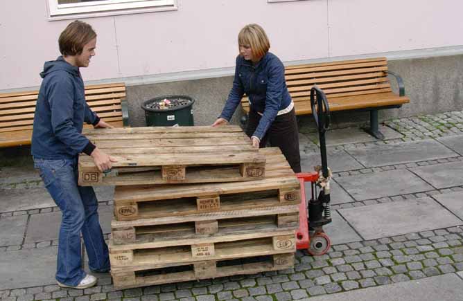 Ivar and the Wild Duck carrying pallets