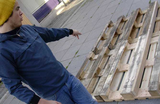 Ivar pointing at pallet