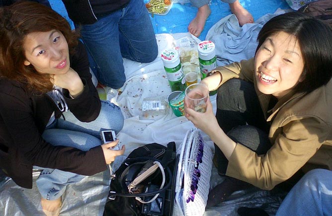 Akiko and Tomoko, Hanami in Yoyogi Koen