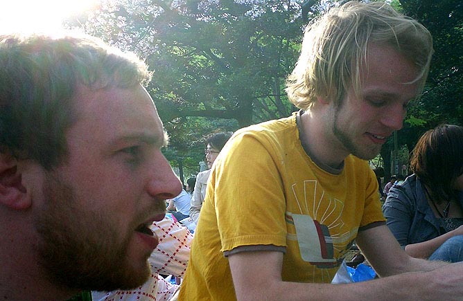 Martin and Audun, Hanami in Yoyogi Koen