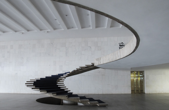 Oscar Niemeyer: Palácio do Itamaraty, interior stair